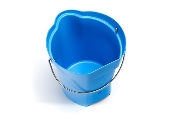 Cubo de plástico azul para limpiar aislado sobre fondo blanco.
