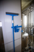 Vikan Hygienic Hi-Flex Wall Bracket System, 420 mm, Blue