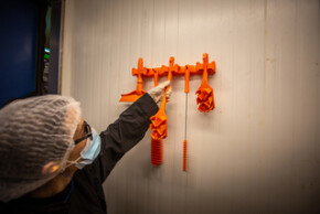 Vikan Hygienic Hi-Flex Wall Bracket System, 420 mm, Blue